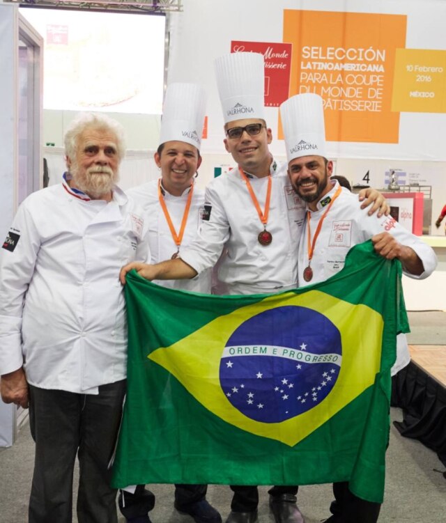 Divulgação O confeiteiro francês Gabriel Paillasson com a equipe brasileira da confeitaria, que se apresentou na quarta-feira na Copa Maya (dentro do Sirha México), que é o Bocuse DOr da confeitaria. Ao lado, da esquerda para a direita, Marcone Calazans, Abner Ivan e o treinador da dupla, Ramiro Bertassin.