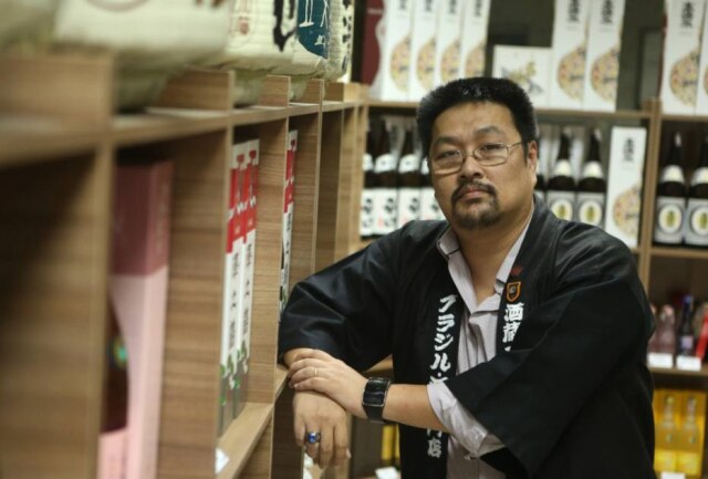 O sommelier Alexandre Tatsuya Iida, da Adega do Sake