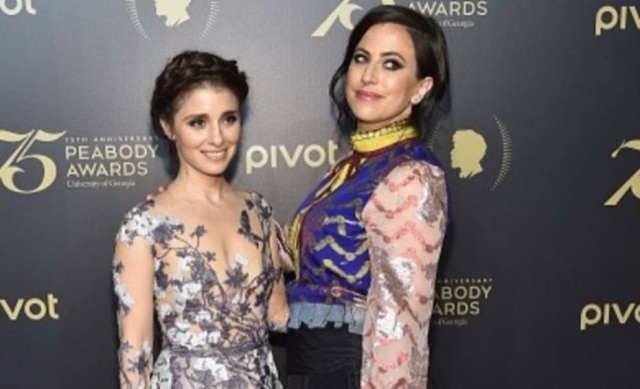 Reprodução/ Instagram À direita, Sarah Shapiro e, com ela, Shiri Appleby, que interpreta Rachel em UnREAL