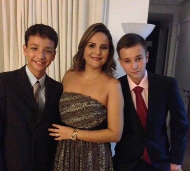 Acervo pessoal Leandro (dir), com a mãe, Daniela, e o irmão, Daniel (esq.)