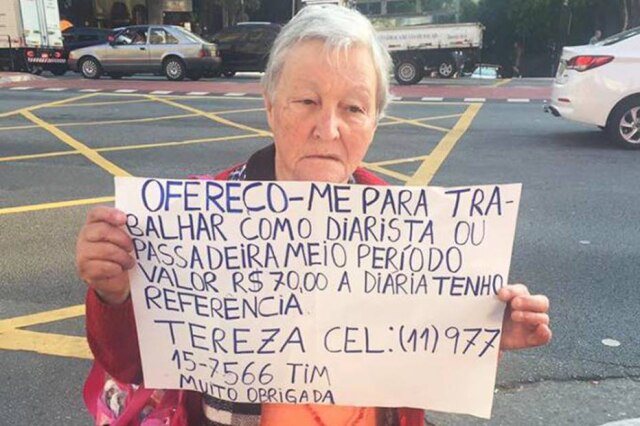 Reprodução/Facebook Tereza Viega, de 72 anos, busca emprego como diarista ou passadeira.