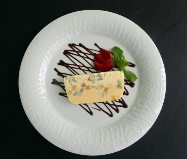 Sergio Castro|Estadão A cassata. Um passeio nostálgico que vale a pena: sorvete crocante, frutas cristalizadas e calda de chocolate