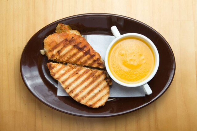 Daniel Teixeira|Estadão Tost & Broth. Tostex caseiro com porção de sopa do dia.