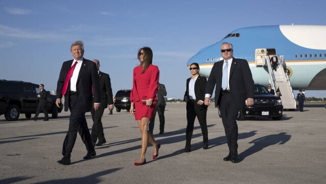 Stephen Crowley/The New York Times Donald e Melania Trump, que usa vestido Givenchy, na Flórida.