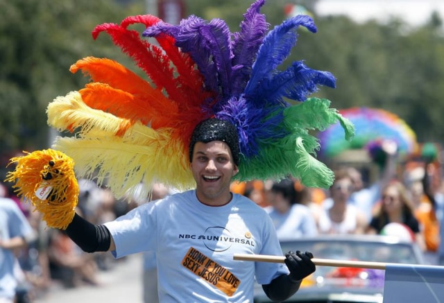 Mario Anzuoni / Reuters Manifestante em Parada LGBT na Califórnia.