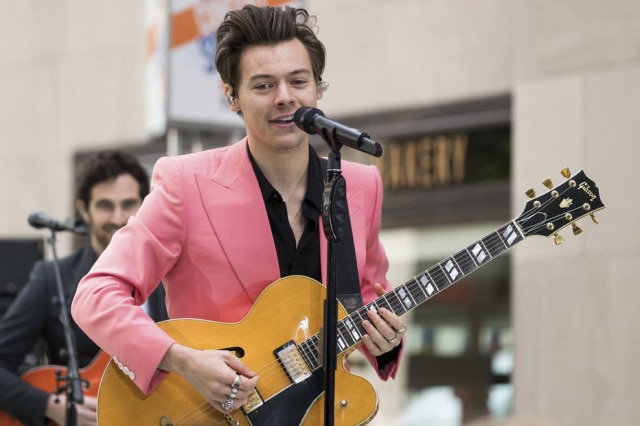 Charles Sykes/AP Harry Styles, ex-One Direction, dedicou show às vítimas do atentado na Arena Manchester.