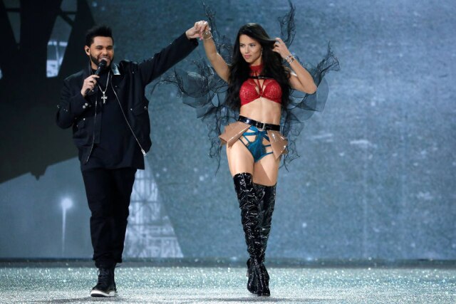 REUTERS/Charles Platiau Modelo revelou que pretende desfilar para a marca e lingeries por pelo menos mais 4 anos