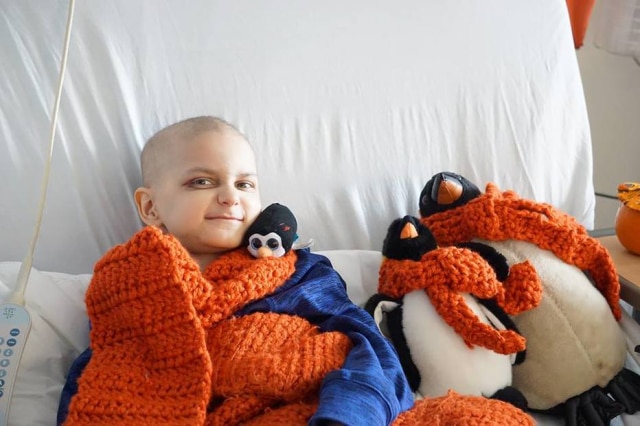 Facebook/JacobOrangePenguin A família de Jacob, um garoto com câncer terminal, decidiu antecipar o Natal para dar uma última boa lembrança a ele