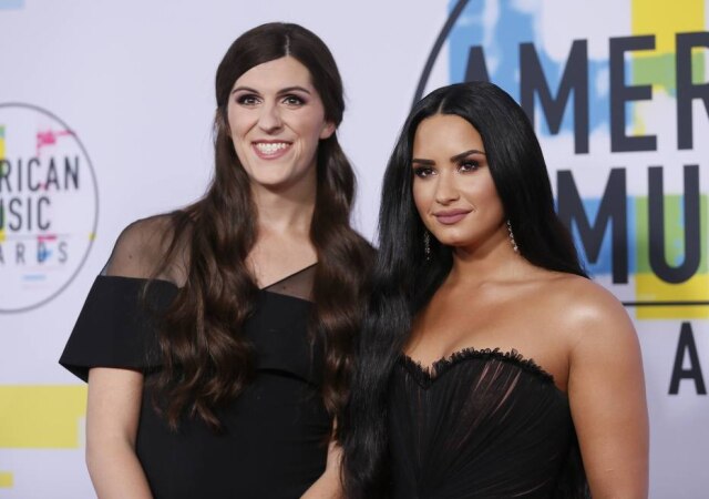 REUTERS/Danny Moloshok Danica Roem e Demi Lovato no tapete vermelho do American Music Awards