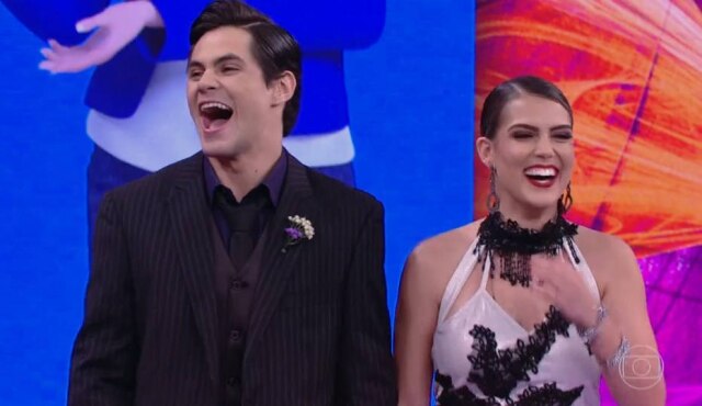 Reprodução do 'Domingão do Faustão' (2017)/Globo Lucas já havia roubado um beijo de Nathália e disse que agora quis 'oficializar' o relacionamento