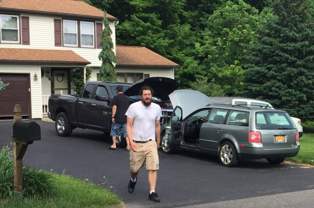 Douglas Dowty / The Post-Standard via AP Michael preparando-se para deixar a casa de seus pais em Camilus, Nova York.