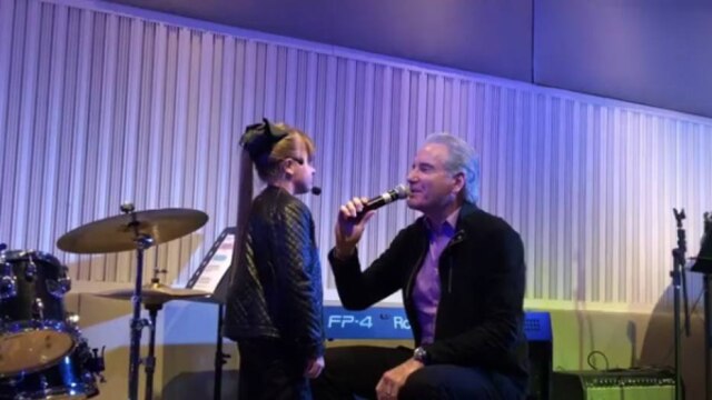 Instagram.com/robertoljustus Roberto Justus canta ao lado da filha Rafa, de oito anos.