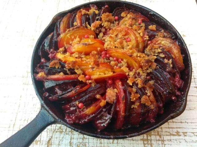 Neide Rigo|Estadão Beterrabas com pimenta-rosa e farofa de pão