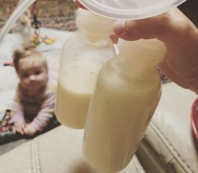 Instagram / @liquidgoldmine Tabitha Frost bombeia cerca de 2,5 litros por dia.
