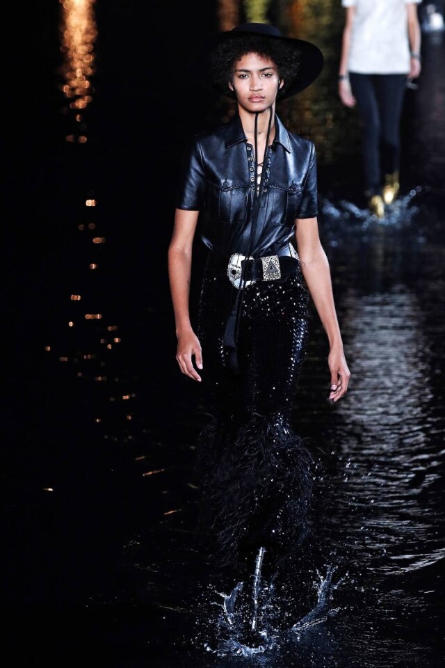FRANCOIS GUILLOT/AFP Entre a boemia e o western: look do verão 2019 da Saint Laurent, desfilada sobre um espelho d'água no Trocadero em Paris