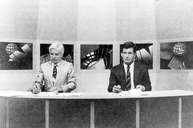 Arquivo / Estadão Cid Moreira ao lado de Celso de Freitas no 'Jornal Nacional', em foto de 1990.