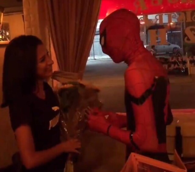Twitter/@breandu Rapaz usou uma roupa do Homem-Aranha para fazer pedido de namoro.