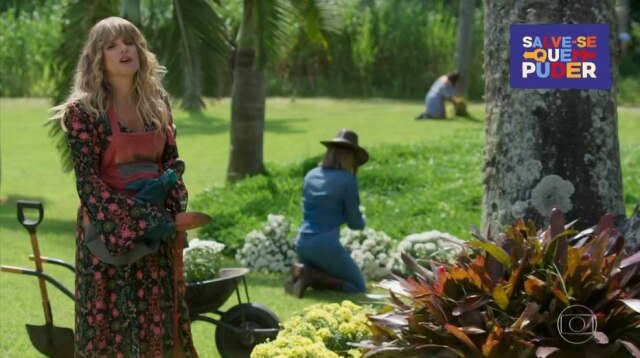 Reprodução de 'Bom Sucesso' (2020) / Globo Deborah Secco (Alexia) e Ingrid Guimarães (Silvana) em cena do último capítulo de 'Bom Sucesso' que trouxe personagem de sua substituta, 'Salve-se Quem Puder'.