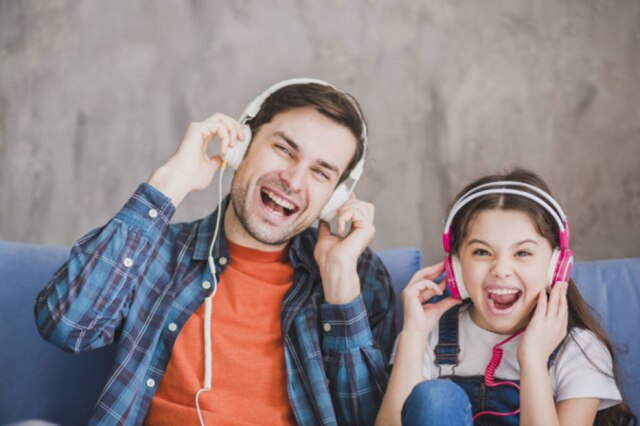 Freepik Playlist reúne músicas escolhidas por diversos cantores e gêneros como pop, sertanejo e gospel