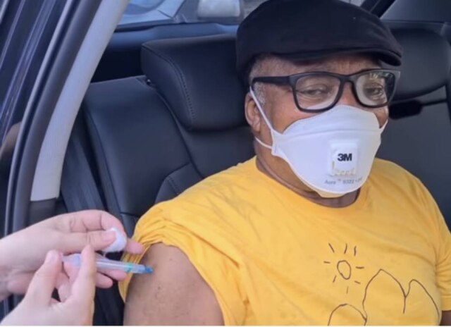 Instagram/@miltonbitucanascimento Em Minas Gerais, Milton Nascimento recebe vacina contra novo coronavírus