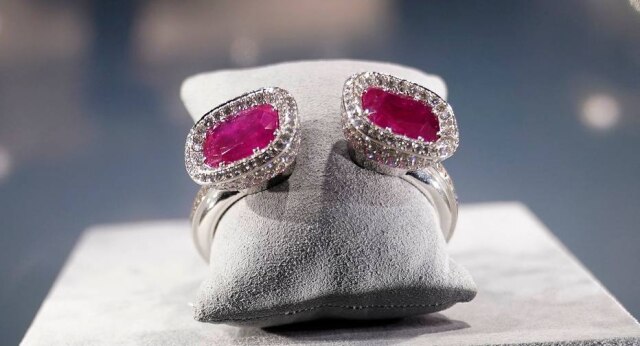 TIMOTHY A. CLARY / AFP A pulseira de rubi e diamantes Art Déco da duquesa de Windsor, dada pelo duque de Windsor à sua esposa em seu primeiro aniversário de casamento em 1938.