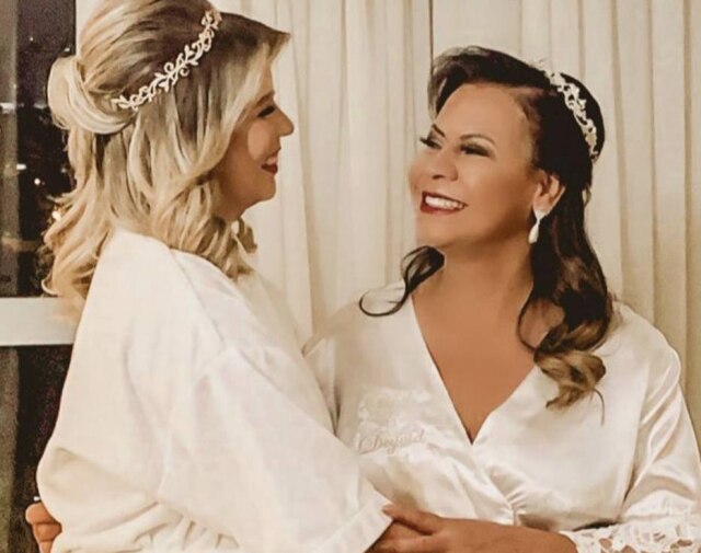 Instagram/@donaruthoficial Marília Mendonça, que morreu durante acidente aéreo em 2021, e a mãe Ruth Moreira.