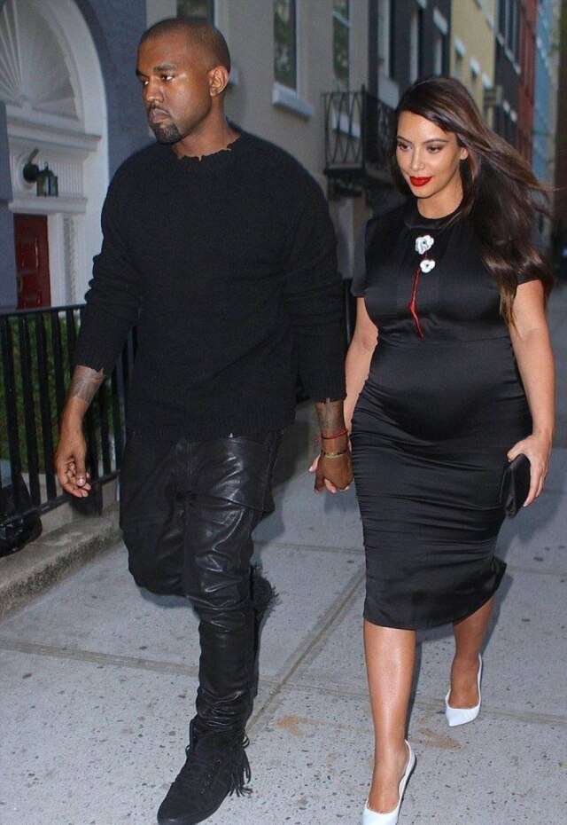Divulgação O vestido Prada de manga curta, usado em 2013 quando estava grávida de North West, é uma das peças que estão a venda