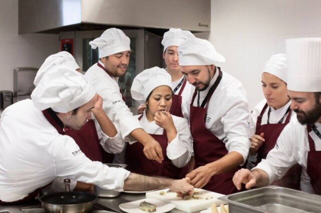 Arnau Bach|NYt Estudantes no Centro Culinário Basco: a escola será a primeira em uma universidade europeia a ensinar técnicas vanguardistas.