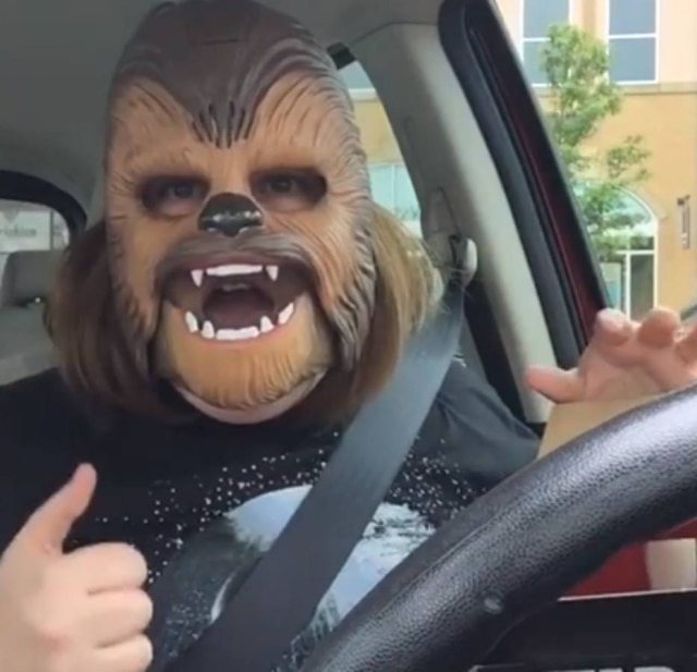 Reprodução/Facebook O vídeo dela como Chewbacca é o maior viral de 2016.