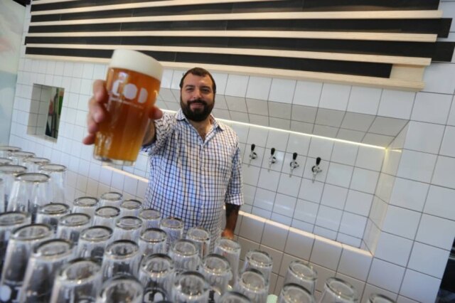 Márcio Fernandes|Estadão Uri é quem vai ficar atrás do balcão explicando as cervejas do bar.