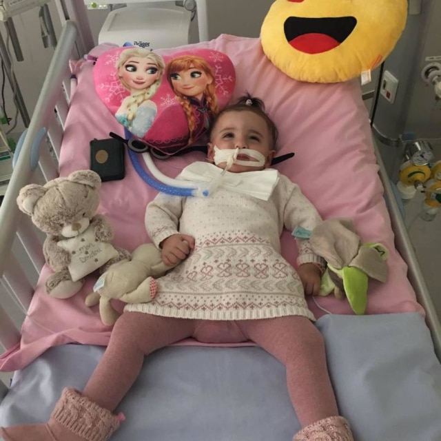 Reprodução/Facebook Marwa tem apenas um ano e sofre de um vírus que causa graves danos cerebrais.