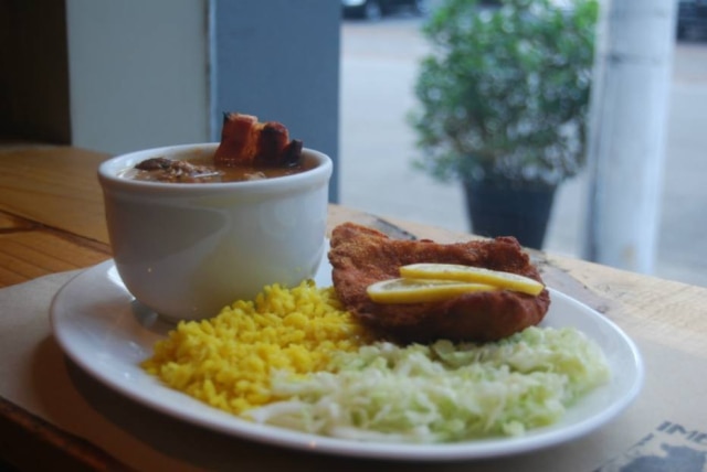 Fabiana Klein|Divulgação Feijoada alemã do Imbiss, servida com arroz de açafrão, repolho refogado e schnitzel (filé empanado).