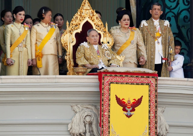 REUTERS/Stringer/File Photo Thailand O rei Bhumibol Adulyadej, a rainha Sirikit III e outros membros da família real tailandesa.