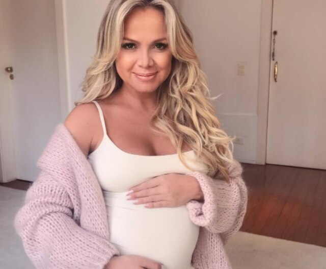Instagram.com/eliana 'Mesmo tendo meu filho, minha mãe, além de amigos e outros familiares ao meu lado, uma gravidez de risco é um caminho que se faz sozinha', escreveu Eliana em depoimento publicado na revista 'Veja'