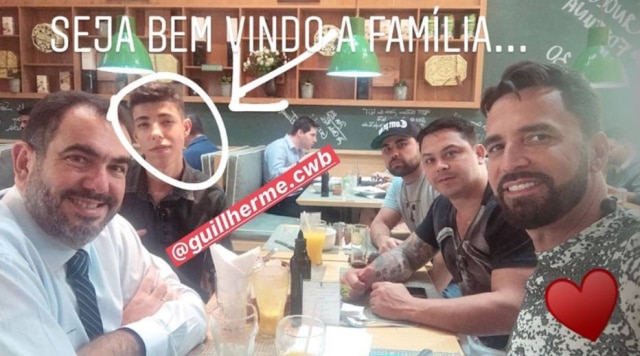 Instagram / @latino Latino junto de seu filho.