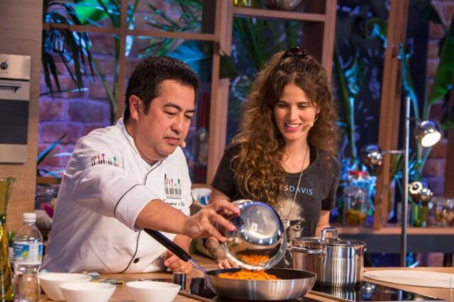 Reprodução O chef banqueteiro Viko Tangoda e a cantora Ana Cañas, no segundo episódio de Tempero e Arte