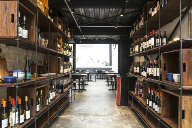 Marco Pinto Seleção de vinhos e produtos à venda no empório do novo Epi. Ao fundo salão com cozinha aberta e equipada disponível para eventos e festas