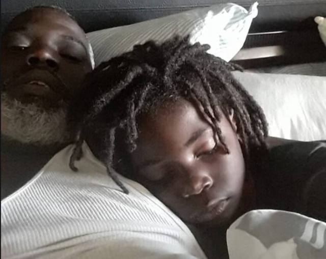 Facebook/theoriginaltk0 C.J. Stanley, menino de 6 anos que aparece ao lado do pai na foto, foi barrado na escola por causa de seu cabelo, mas instituição alega que os pais sabiam das regras.