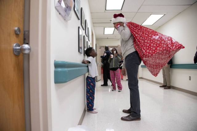 Chuck Kennedy / The Obama Foundation / AFP Barack Obama conversa com paciente em corredor de hospital infantil em Washington.