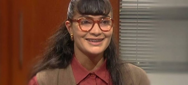 Reprodução/ Rede TV! A atriz Ana Maria Orozco, que vive a protagonista da novela colombiana 'Betty, a feia'.