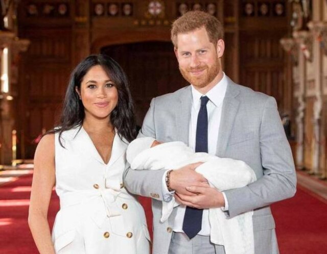 Dominic Lipinski/AFP Meghan Markle e príncipe Harry no dia em que apresentaram o filho ao mundo.