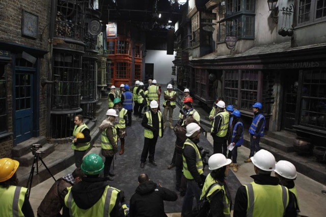 Finbarr O'Reilly / Reuters As cenas de 'Harry Potter' foram gravadas nos estúdios de Leavesden. Na imagem ilustrativa, profissionais da imprensa e da Warner fazem tour pelo set de gravação do Beco Diagonal.