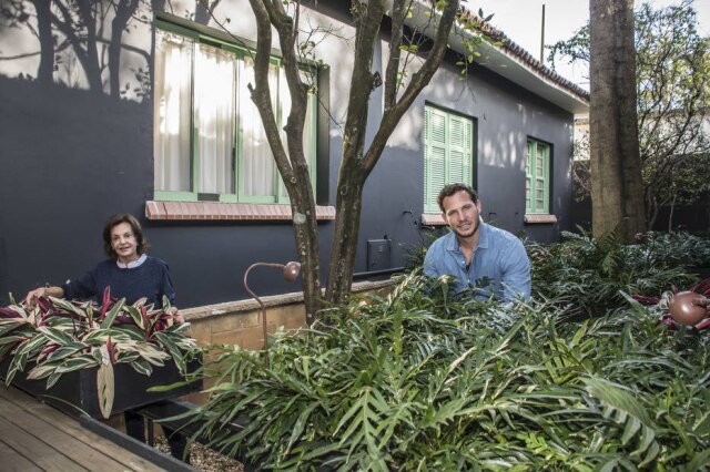 Zeca Wittner Os sócios Maria Lúcia Alalou e Felipe Alalou, da Alalou Paisagismo, em meio às caixas criadas para o Jardim de Pandora. Abaixo, torres de bromélias, montadas em tubo de PVC, inspiradas pelo filme Avatar