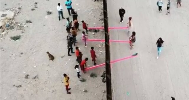 Instagram / @rrael Crianças, adultos e idosos esbanjaram sorrisos na brincadeira que conectou os dois países marcados por disputas na fronteira.