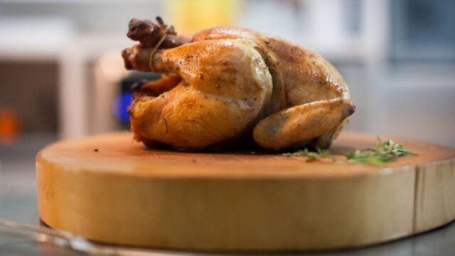 Receita para um frango suculento por dentro e dourado por fora, no forno de casa