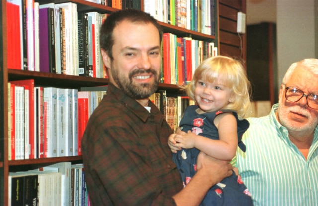 Rosane Marinho / Estadão A atriz mirim Larissa Honorato, neta de Vera Fischer em 'Laços de Família', ao lado de Manoel Carlos, em 2000