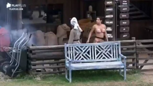 Reprodução de 'A Fazenda' (2020) / Record TV Raissa Barbosa e Mirella no momento em que helicóptero parece se aproximar da sede de 'A Fazenda'
