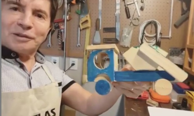 Instagram / @xororooficial Xororó mostrou dois caminhões de brinquedo que ele tem produzido para os seus netos