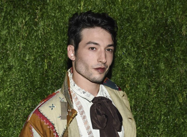 Evan Agostini/Invision/AP O ator Ezra Miller no 15º evento anual do CFDA/Vogue Fashion Fund, no Brooklyn Navy Yard, em Nova York, em novembro de 2018.