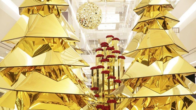 divulgação Pinheiros de espelho compõem a decoração de Natal do shopping JK Iguatemi. Projeto Jeff Leatham